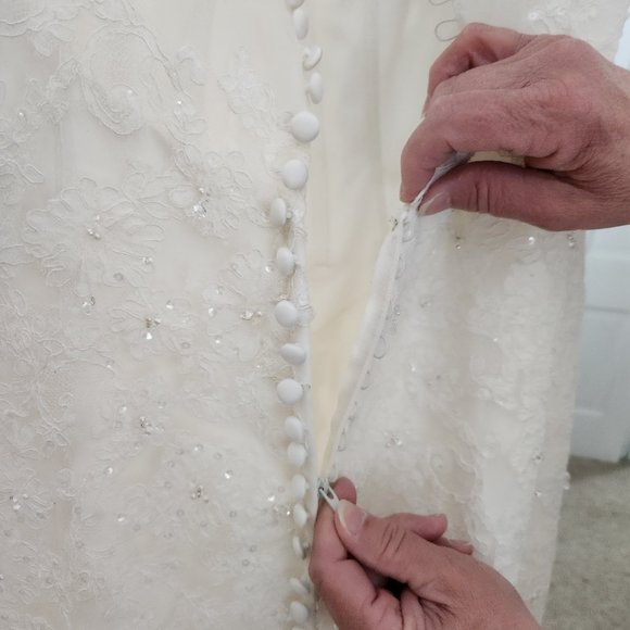 Wedding dress - Picture 3 of 12